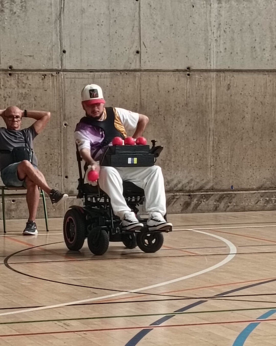 Participante durante una sesión de la Escuela de Boccia Paralímpica de Candelaria.