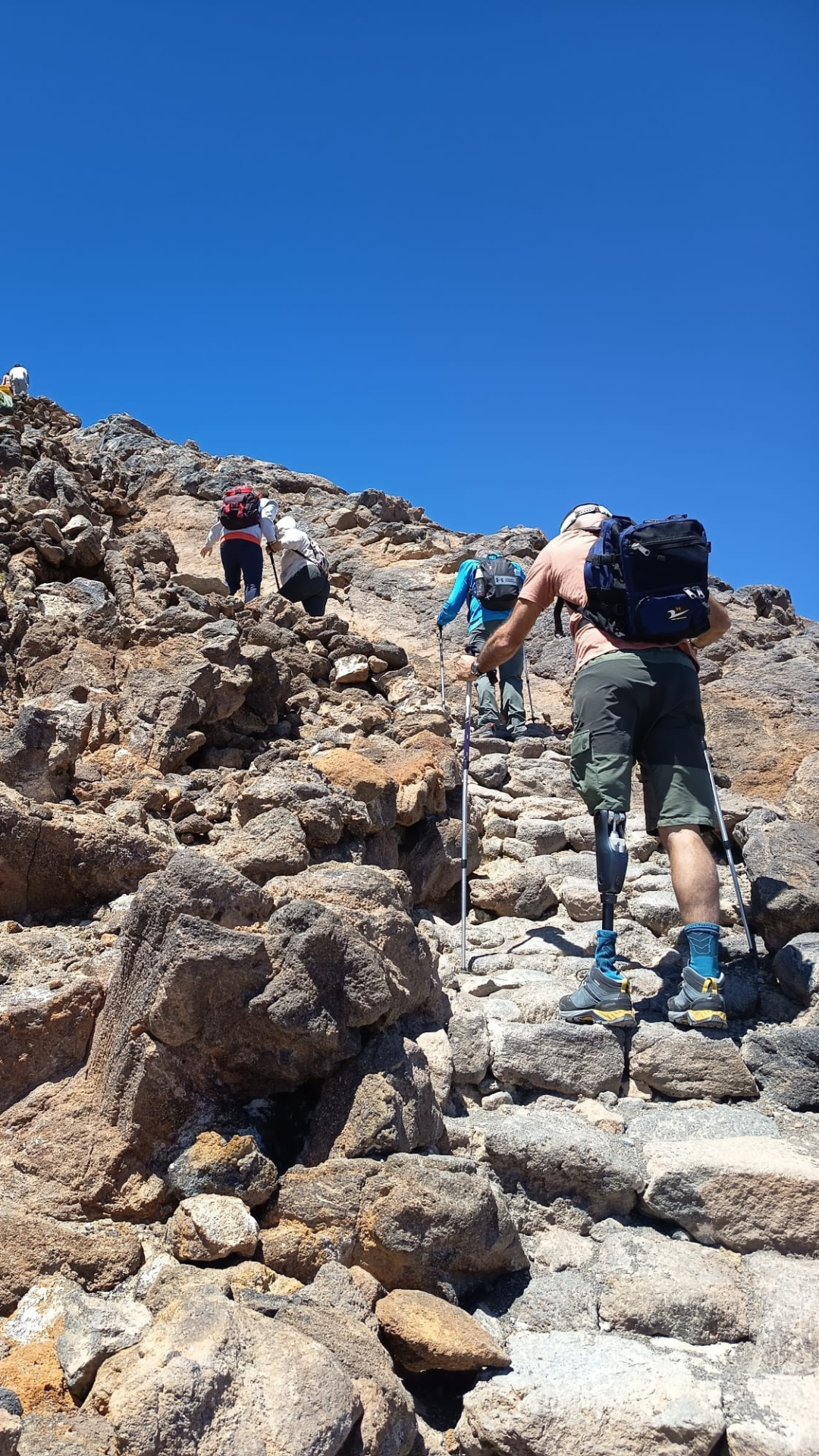 Miguel Machín durante la subida al Teide en una experiencia de superación compartida por Atletas Sin Fronteras.