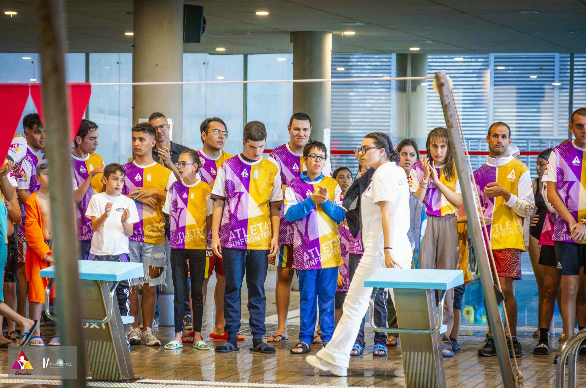 Equipo de Atletas Sin Fronteras en el evento social de natación inclusiva.